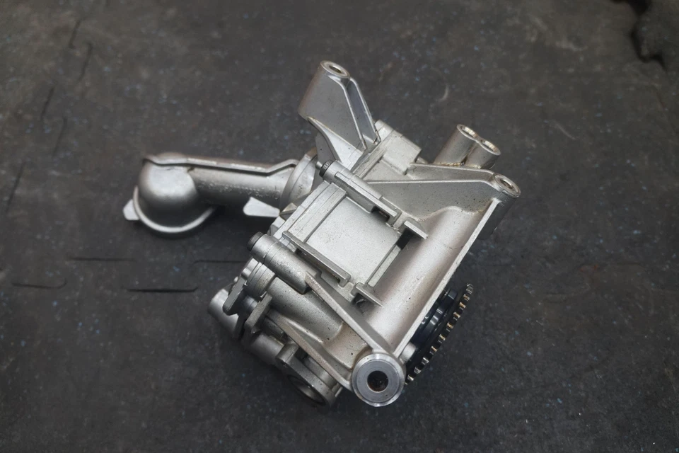 Conjunto de bomba de aceite del motor 11418601072 OEM Bmw 750i G11 G12 2016 Foto 3 de 4