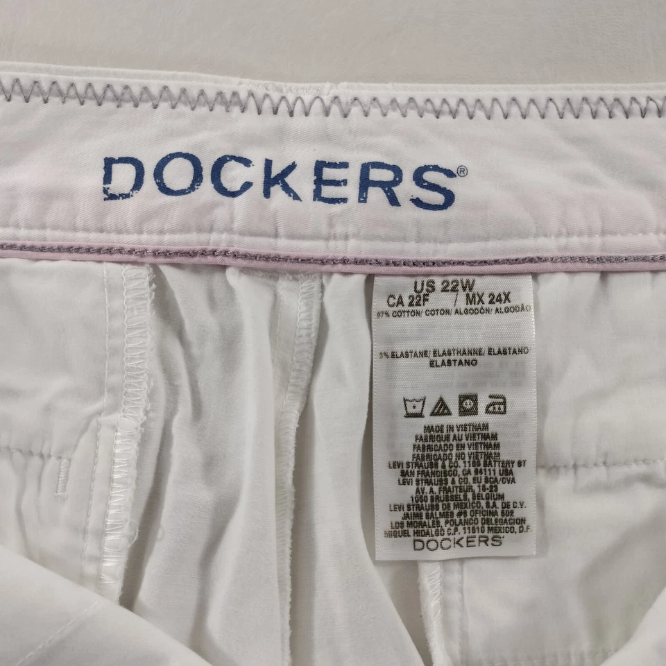 Dockers Flat Front White Khaki Chino Shorts Womens Size 22W - Image 4 of 4
