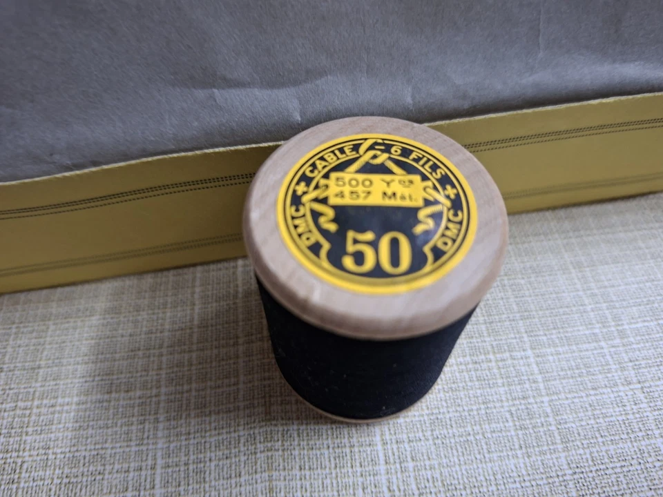 LOT Ancienne  Bobines En Bois DMC, 6 Fils Câblés ,457 Mtr N° Fils 50 +boîte  - Photo 3/4