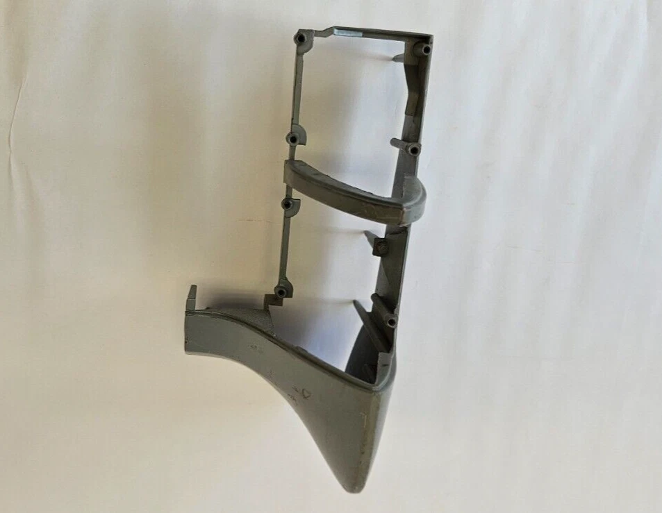 Chrysler New Yorker 1967 extensión de guardabarros delantero derecho del lado del pasajero 2582718 nuevo de stock Foto 3 de 4