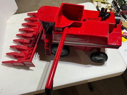 Case/IH 2388 Axial Flow Combine w 8 Row Corn Head Signed 1/16 by Scale Models - Picture 6 of 21