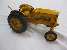 1:16 INTERNATIONAL 2504 UTILITY TRACTOR WITH 3-POINT HITCH