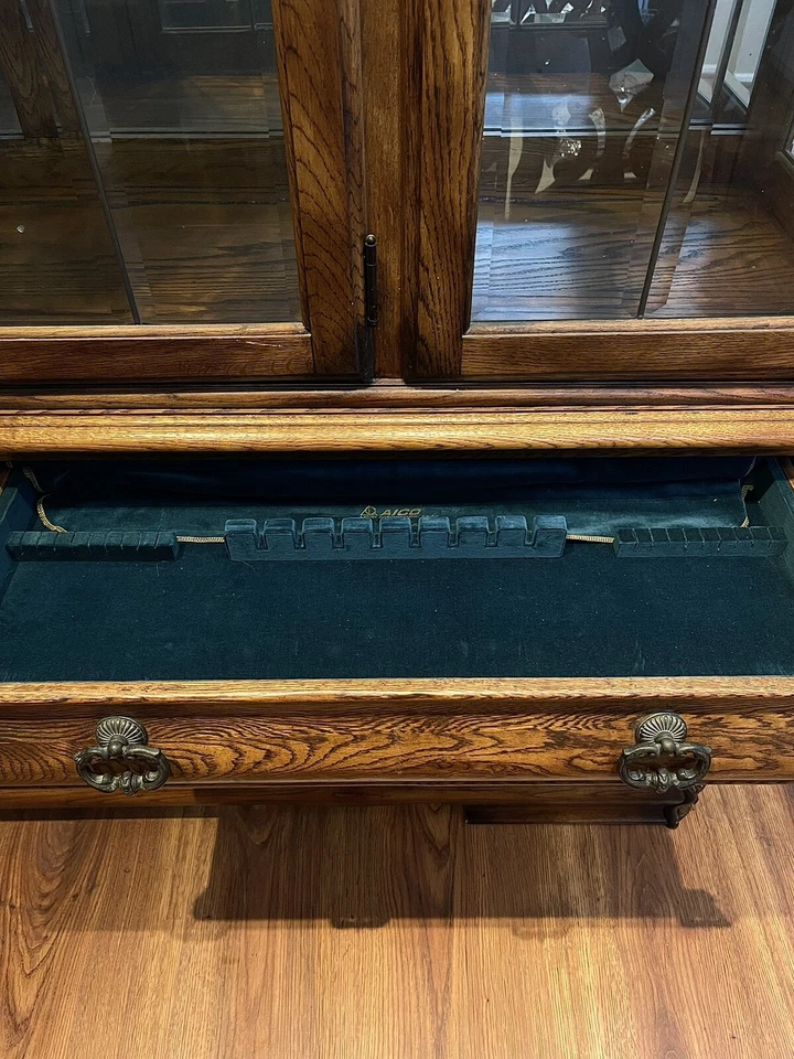 Muebles finos AICO de Michael Amini - Gabinete chino roble real con luces Foto 3 de 4