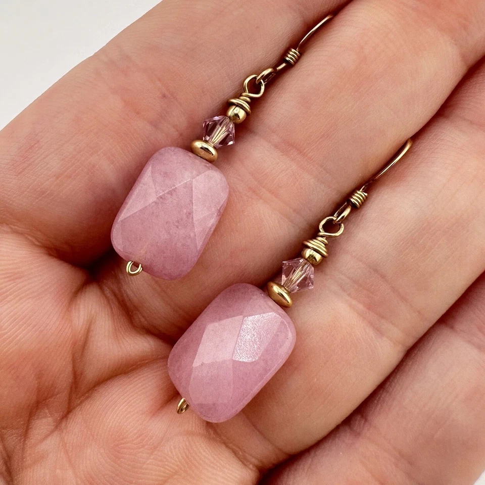 "Pendientes colgantes con cabeza de cristal de morganita rosa facetado de 1,25"" 14K GF" Foto 2 de 4