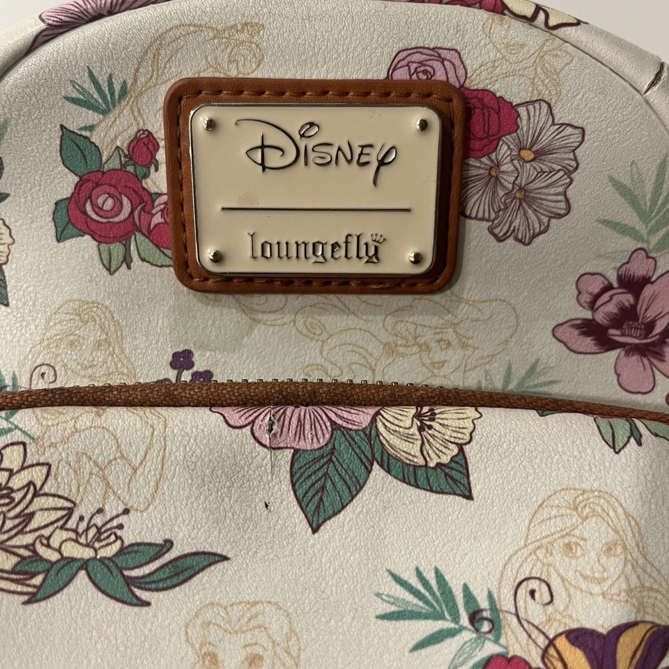 Mochila Loungefly Disney Princesa Floral AOP Leer Tiene Grietas y Daños Foto 2 de 4