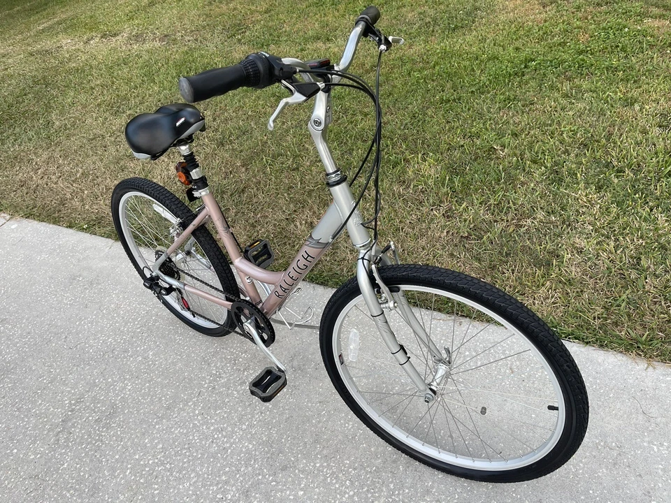 Bicicleta feminina Raleigh Venture montanha/híbrida 26 pneus rosa - Imagem 4 de 4