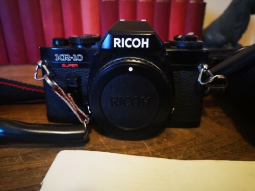 Fotocamera reflex RICOH KR-10 SUPER 35 mm pellicola anni '80 con obiettivo e cinturino 28-135 mm - Foto 1 di 10