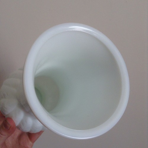 Vintage US MCM Randall Milk Glass Feather / Wheat Sheaf Pattern 9'' Tall Vase - Picture 9 of 15