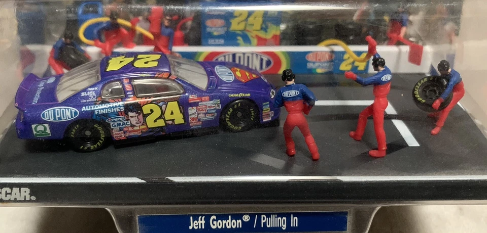 VTG Winner's Circle NASCAR Jeff Gordon Pit Row Series "Pulling In" Diorama Set - Image 2 of 4