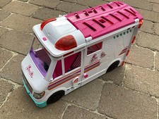 Barbie Krankenwagen und Klinik Spielset, 2-in-1-Krankenwagen Licht/Sound