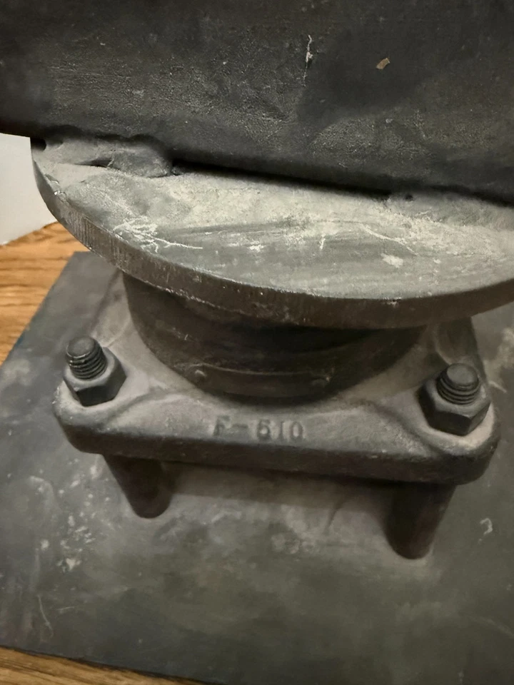 Escultura de arte de metal brutalista de colección de pistola de artillería antiaérea Foto 4 de 4