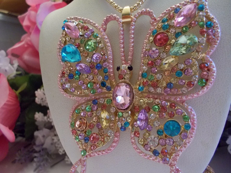 COLLAR COLGANTE MARIPOSA BETSEY JOHNSON GRANDE CON INCRUSTACIONES DE CRISTAL ROSA Y DIAMANTES DE IMITACIÓN Foto 3 de 4