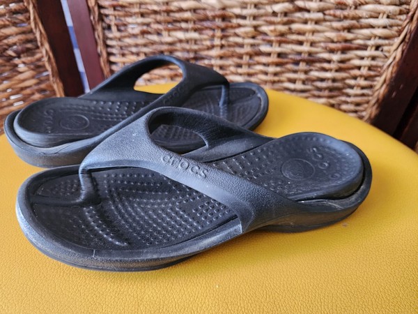 Crocs Slip On Thong Style Shoes Size 6 Women's