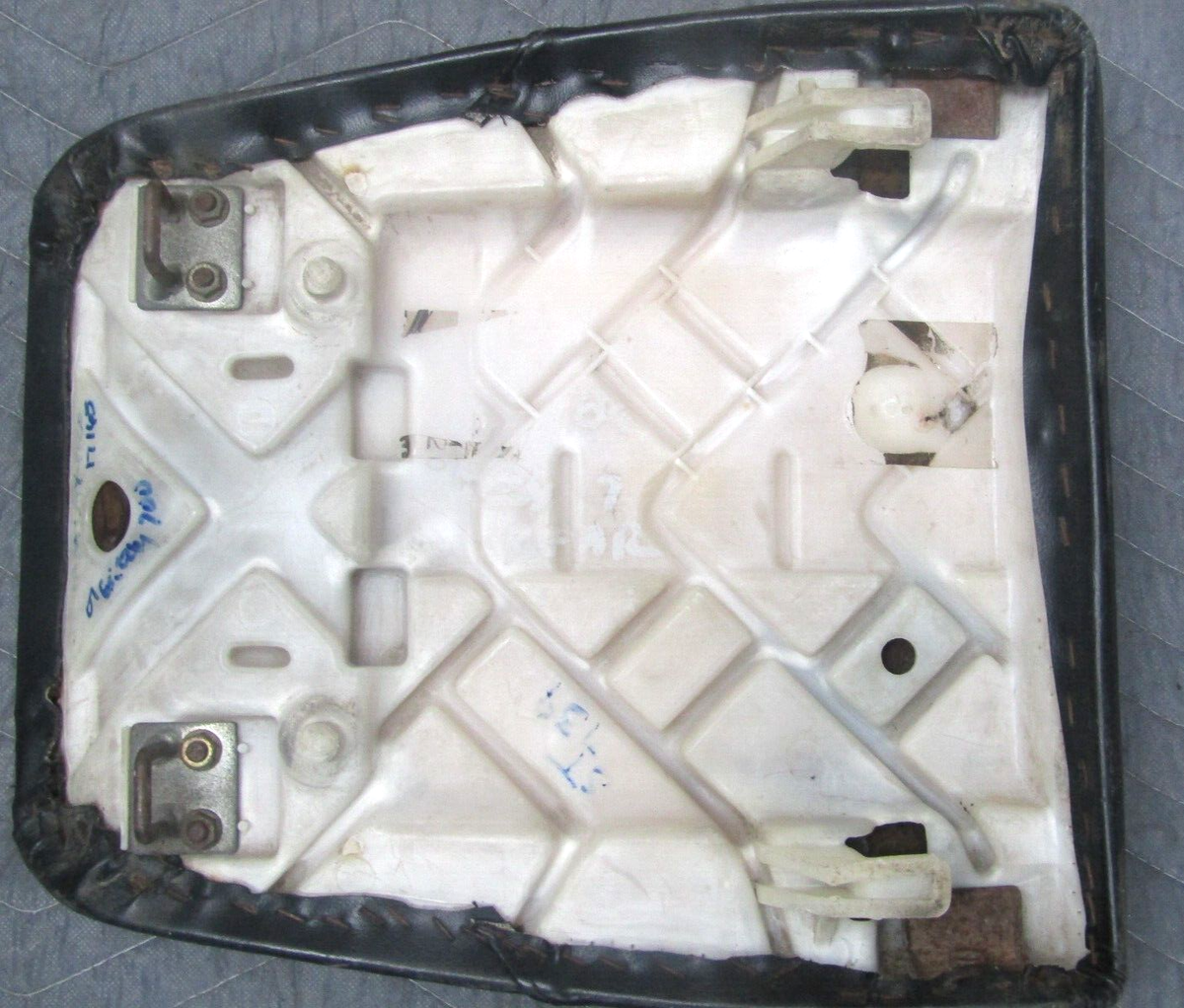 ベントンのシート 89-90 Kawasaki Ninja ZX750 Rear Passenger Seat Base Pan OEM