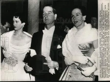 1952 Press Photo Gloria Vanderbilt Stokowski, Mr & Mrs Cornelius V Whitney, NY