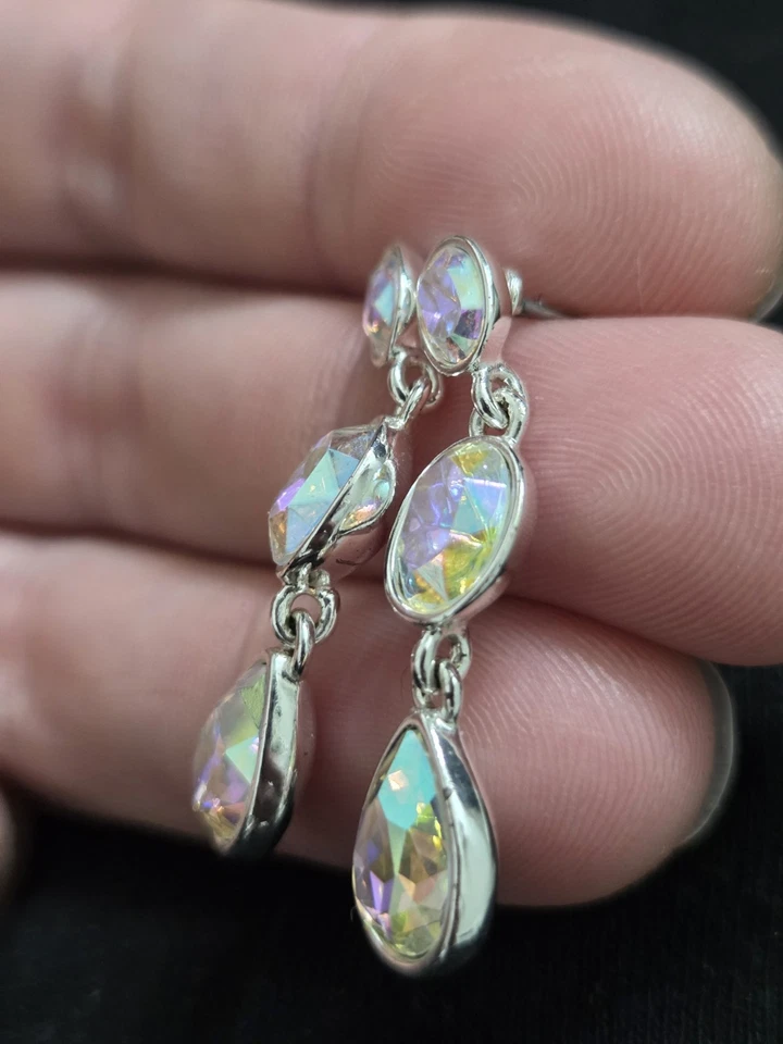 BRINCOS PENDURADOS DE CRISTAL GIVENCHY AURORA BOREALIS ASSINADO TOM PRATA - Imagem 4 de 4