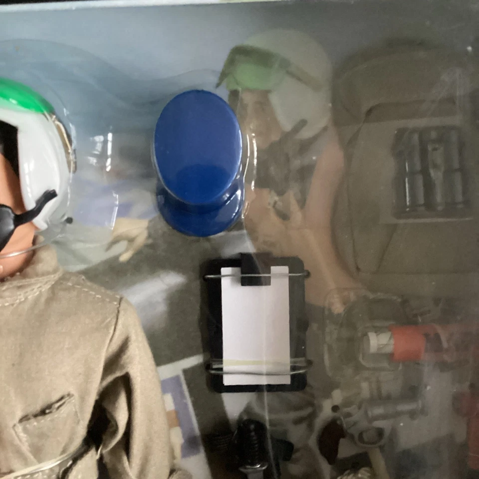 VINTAGE TIMELESS COLLECTION SCRAMBLE PILOT 1/6 MINT/BOXED.HASBRO 2000. - Image 4 of 4