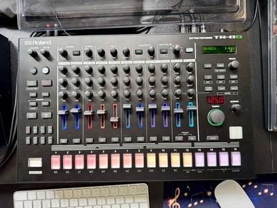 Roland TR-8S Drumcomputer mit Decksaver,  Handbuch, Ständer - sehr guter Zustand
