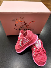 Zapatitos Tejidos a Mano Estilo Adidas - Color Fucsia con Cordones