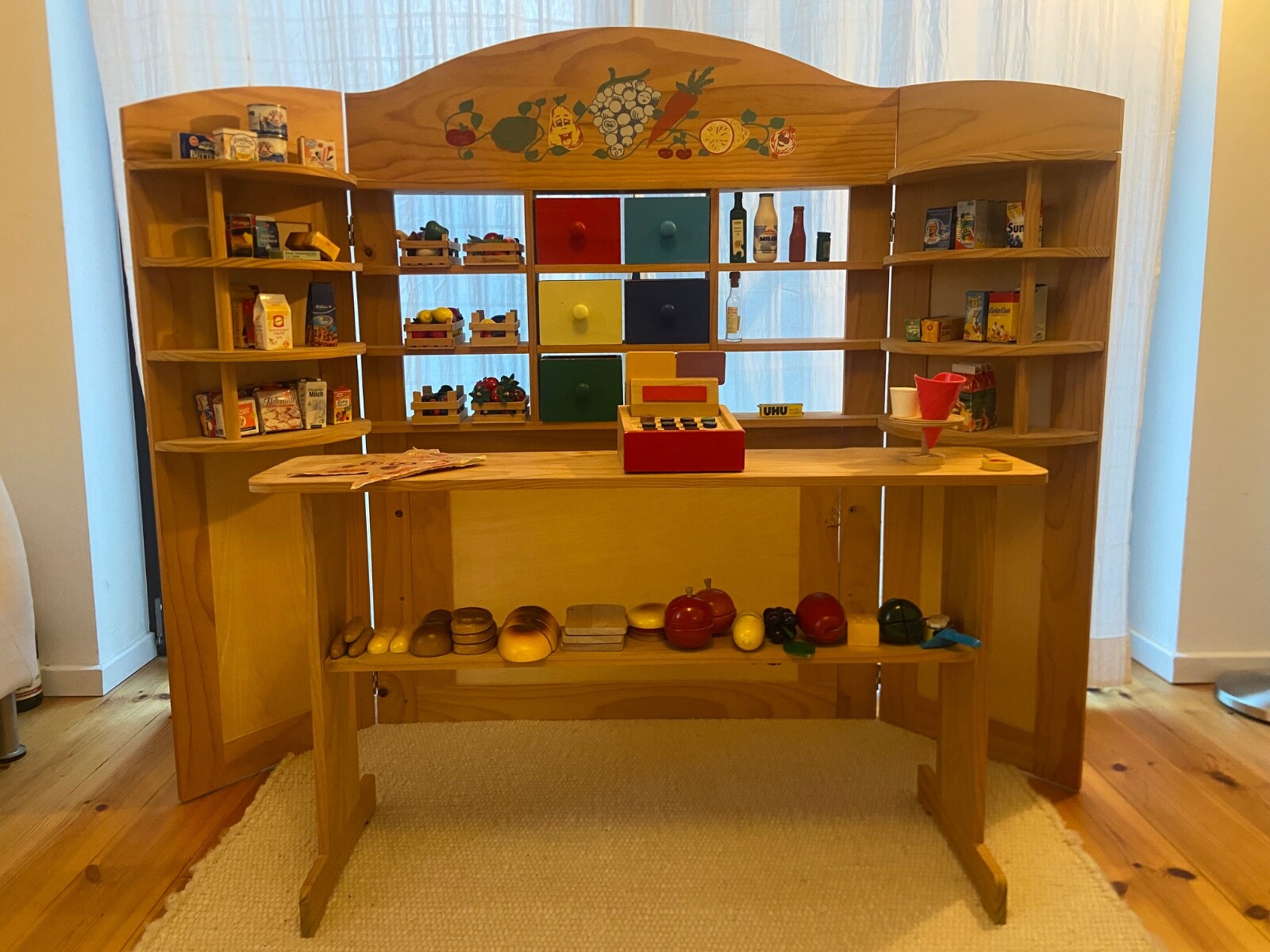 Kaufladen und Kasperletheater aus Holz (wahlweise mit Zubehör)