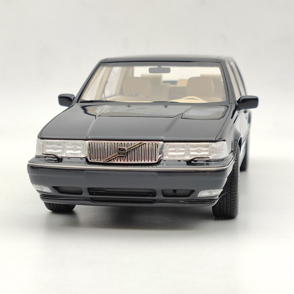 DNA Collectible Volvo S90 Royal 1998 - Bleu - Échelle 1/18 - Norev - Neuf