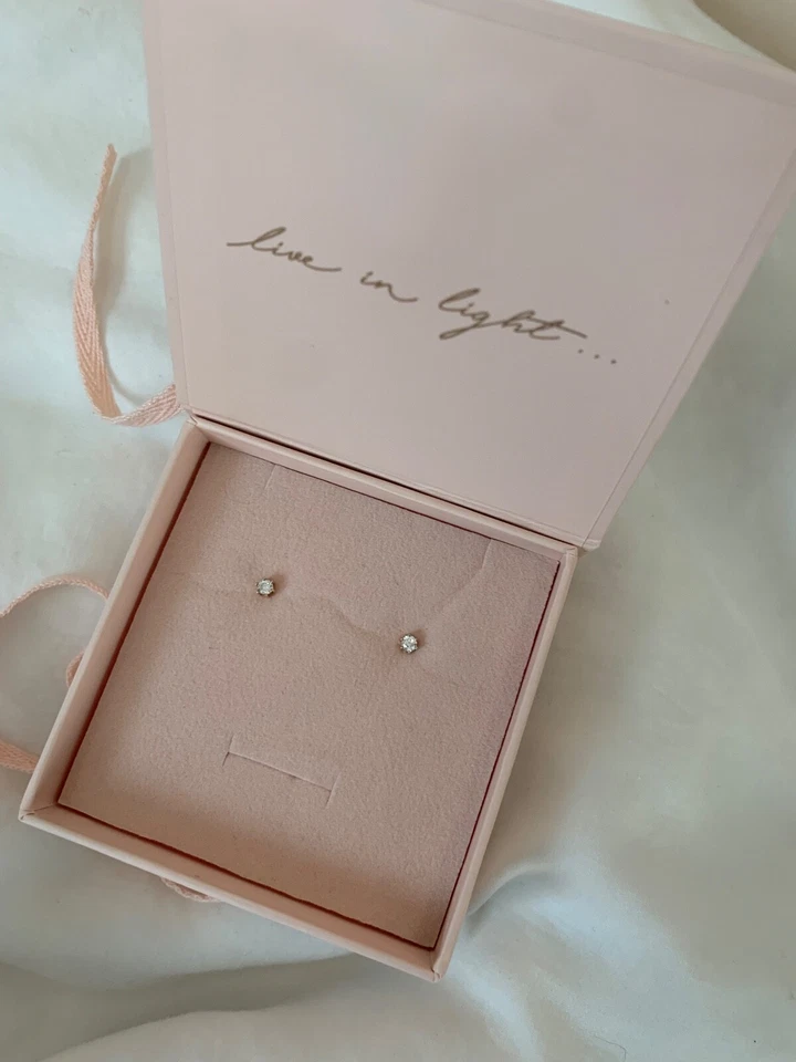 Par minúsculo de parafusos de cristal de ouro 14k por Charlotte com caixa  - Imagem 4 de 4