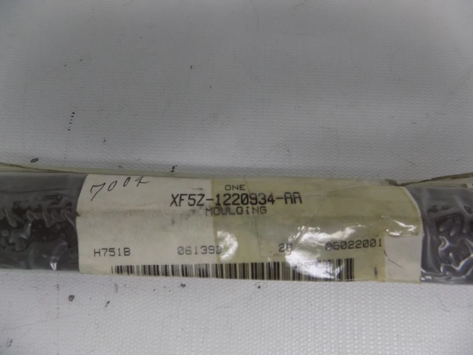Nuevo OEM 1999-2002 Mercury Villager Puerta Derecha Barrido Cinturón Resistente Sello Nuevo de Lote Antiguo Foto 3 de 3