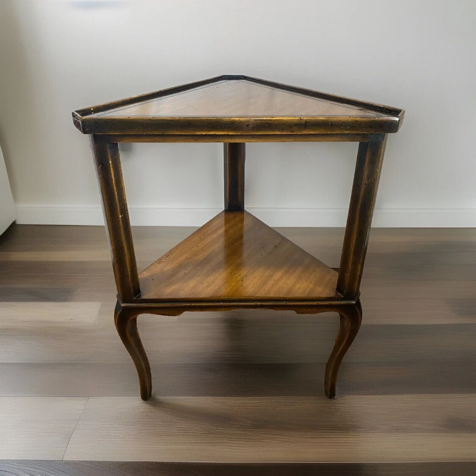 MESA AUXILIAR THEODORE ALEXANDER Chateau De Vallois Triángulo Pino Provincial Francés Foto 2 de 4