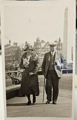 Vintage 1920er Urlaub am Meer Echt Foto Postkarte (RPPC) Familie am Strand