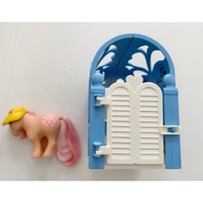 Hasbro My Little Pony Pretty Parlor Blue Stable w/ Peachy and Hat 1983