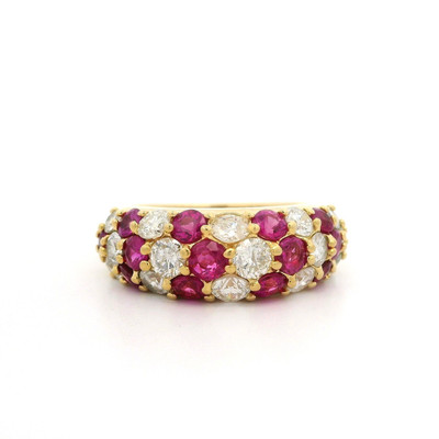 18 Karat Gelbgold 2,52 kt runder Rubin & Diamant gewölbter Chevron-Stil Bandring