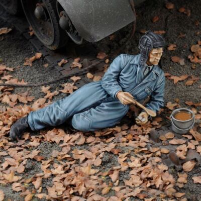 MW22 ROYAL MODEL 719 THE RUSSIAN TANKER'S LUNCH FIGURE