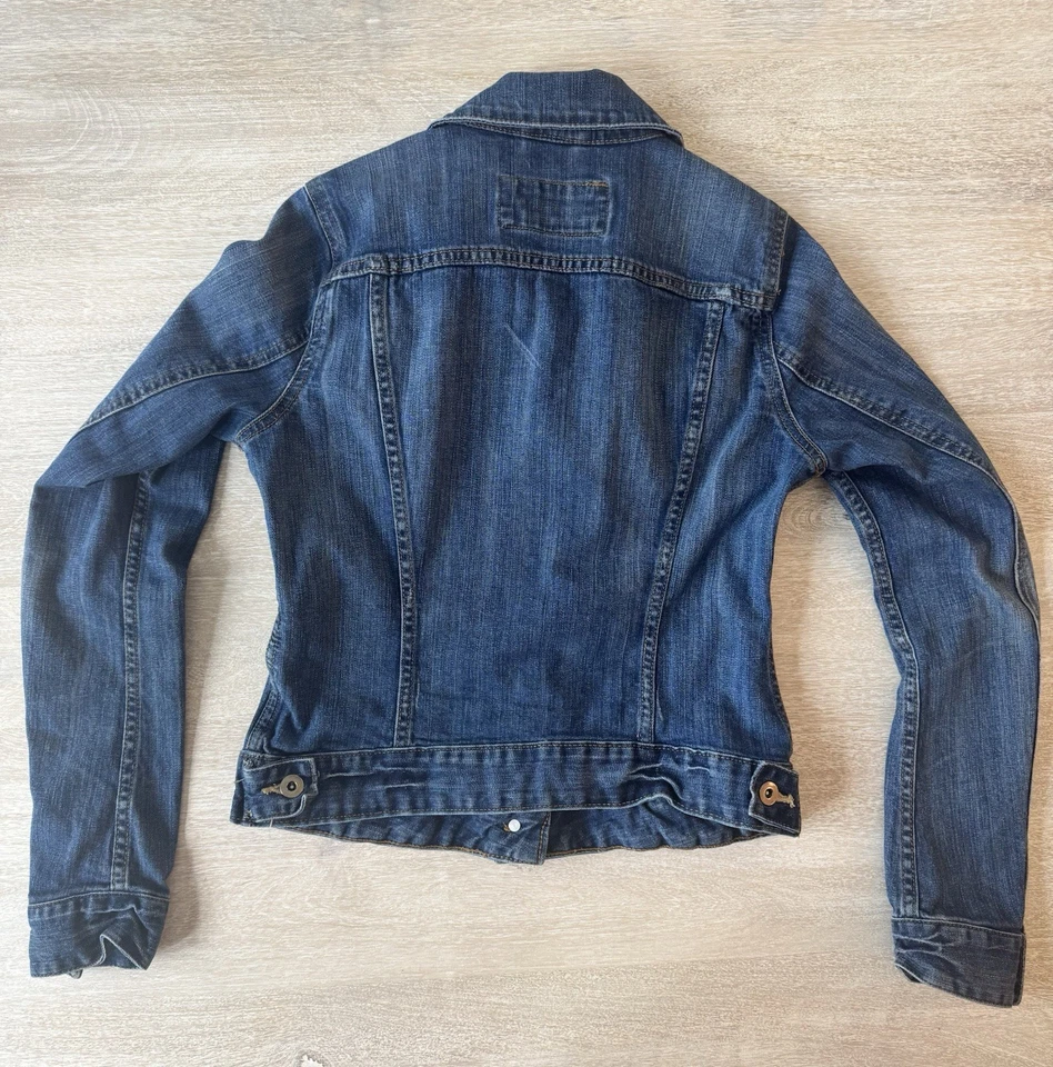 Chaqueta de jean clásica de longitud media lavada oscura Denim Clockhouse para mujer talla pequeña Foto 2 de 4