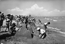 Cartolina San Giuliano a mare spiaggia giochi di bimbi castelli di sabbia segni