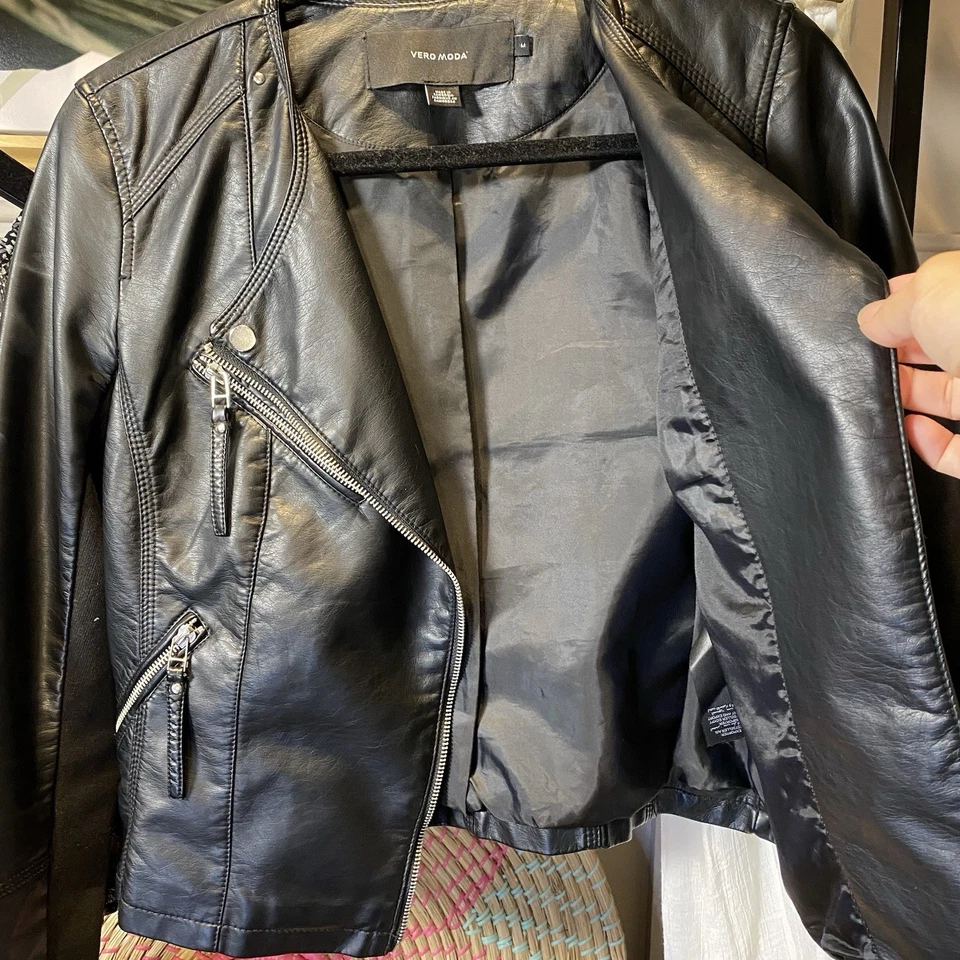 Jaqueta de motociclista Vero Moda preta couro sintético feminina tamanho M - Imagem 3 de 4