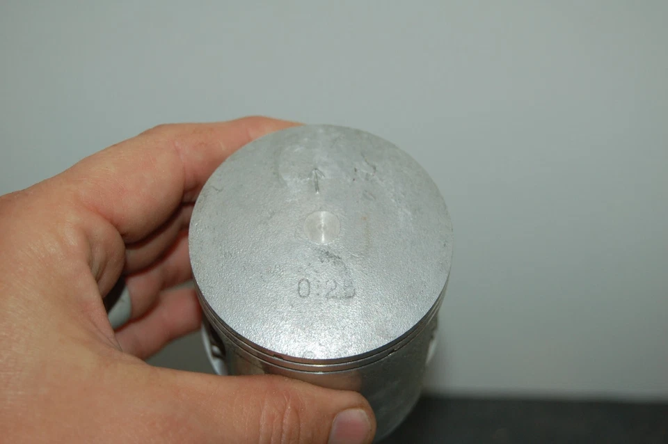 NUEVO DE LOTE ORIGINAL SUZUKI 12110-40500-25 Pistón +0,25 OVERSIZE PE175, 1980-81, 1996 NUEVO Foto 4 de 4