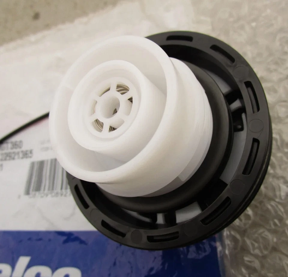 1 tapa de llenado del tanque de combustible GM OEM para Cadillac Chevrolet GMC 22921365 Foto 2 de 4