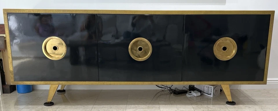 Aparador Scala de resina negra de 3 puertas/latón y cocodrilo en relieve (90" X 22" X 28") Foto 2 de 4