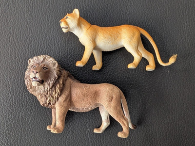 Schleich D-73527 Brüllender Löwe + Löwin