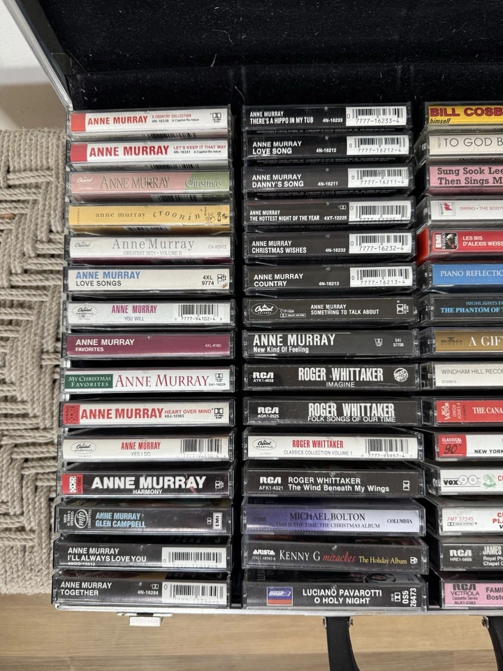 🍊Vintage Lot of 60 Cassettes Ft. Anne Murray, Whittaker, Christmas Hits w/ Case Foto 3 de 4