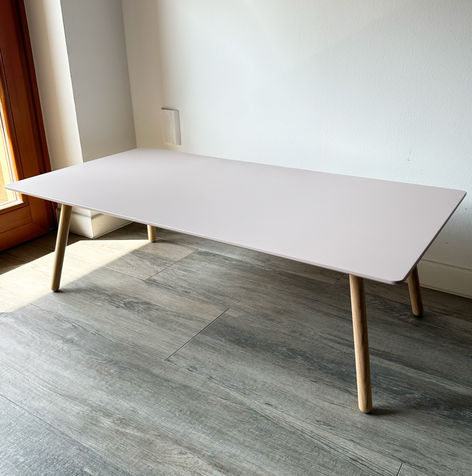 Tavolino da salotto design colore rosa