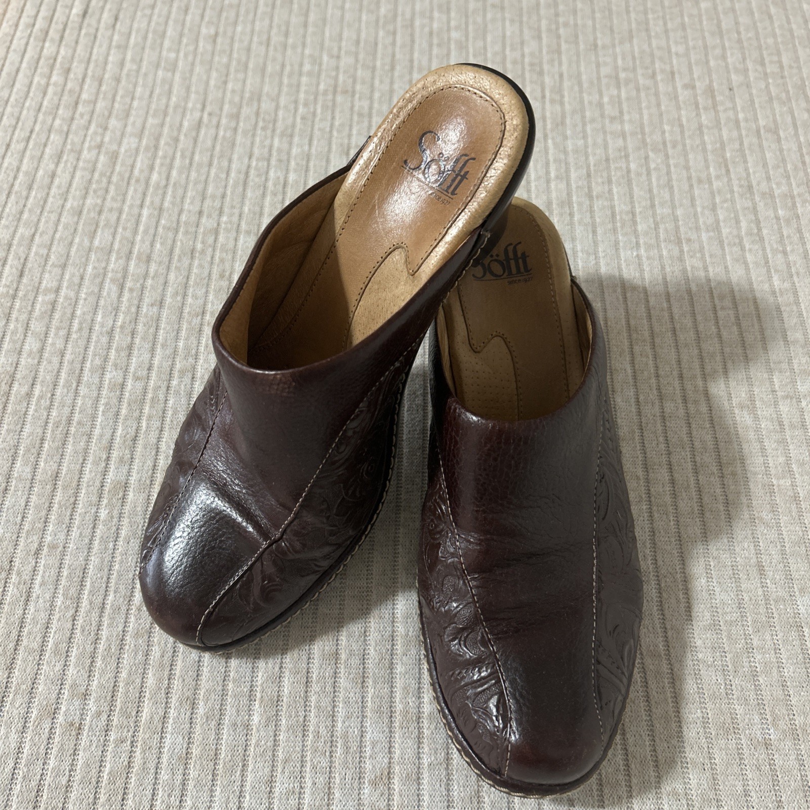 Sofft London Women's Brown Tooled Leather Mules Clogs Shoes 2” Heel  7.5 M (32)