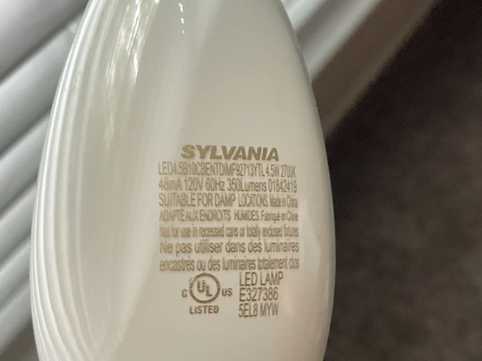 Bundle of 6 Candelabra LED light bulbs (4 Sylvania 350LM, 2 GE 300LM) - Image 2 of 4