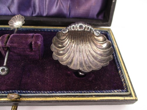 A Pair Of Antique Edwardian Sterling Silver Shell Shaped Salt Dishes And Spoon - Picture 6 of 17
