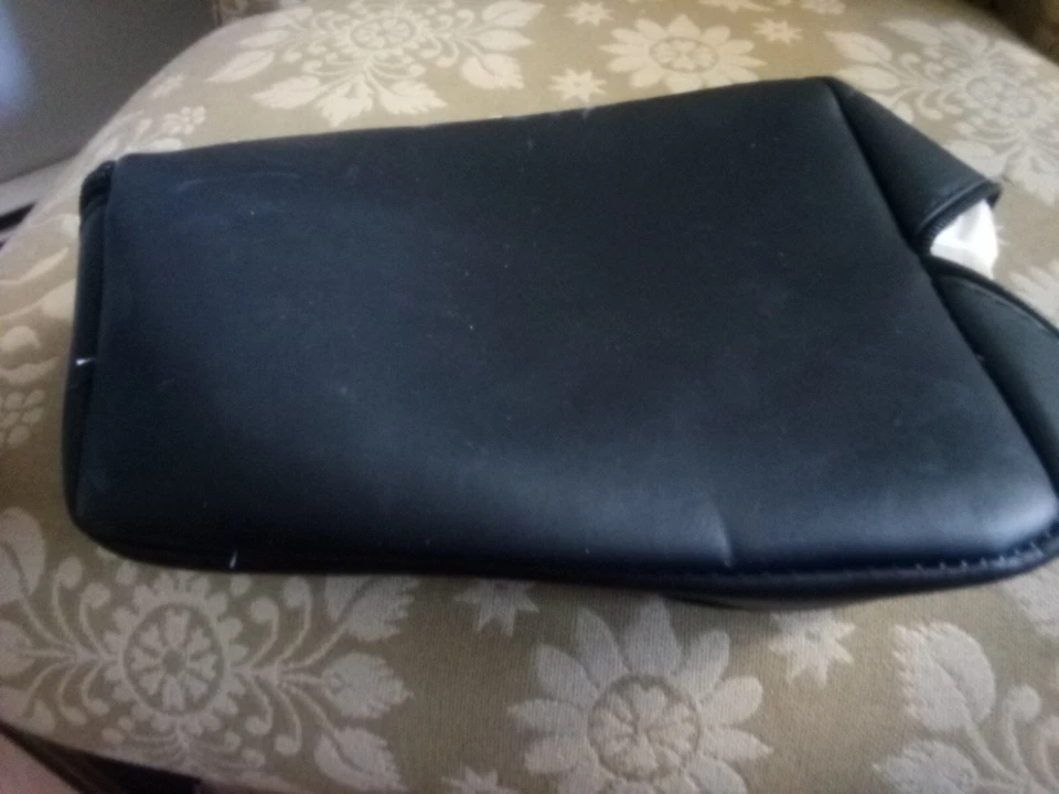 Bolso de maquillaje de cuero negro Rose of No Man's Land Foto 2 de 4