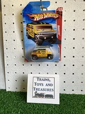 2010 Hot Wheels Race World Beach Yellow Rockster LifeGuard  SUV NIP MINT (B-381)