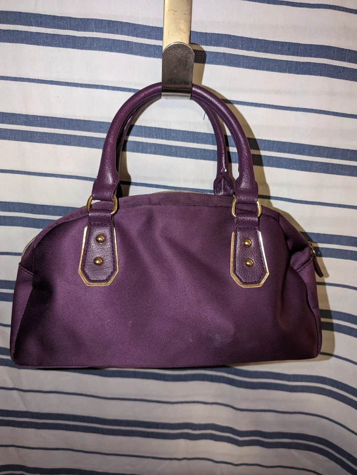  Mini bolso baguette de satén púrpura de Victoria's Secret Foto 2 de 4