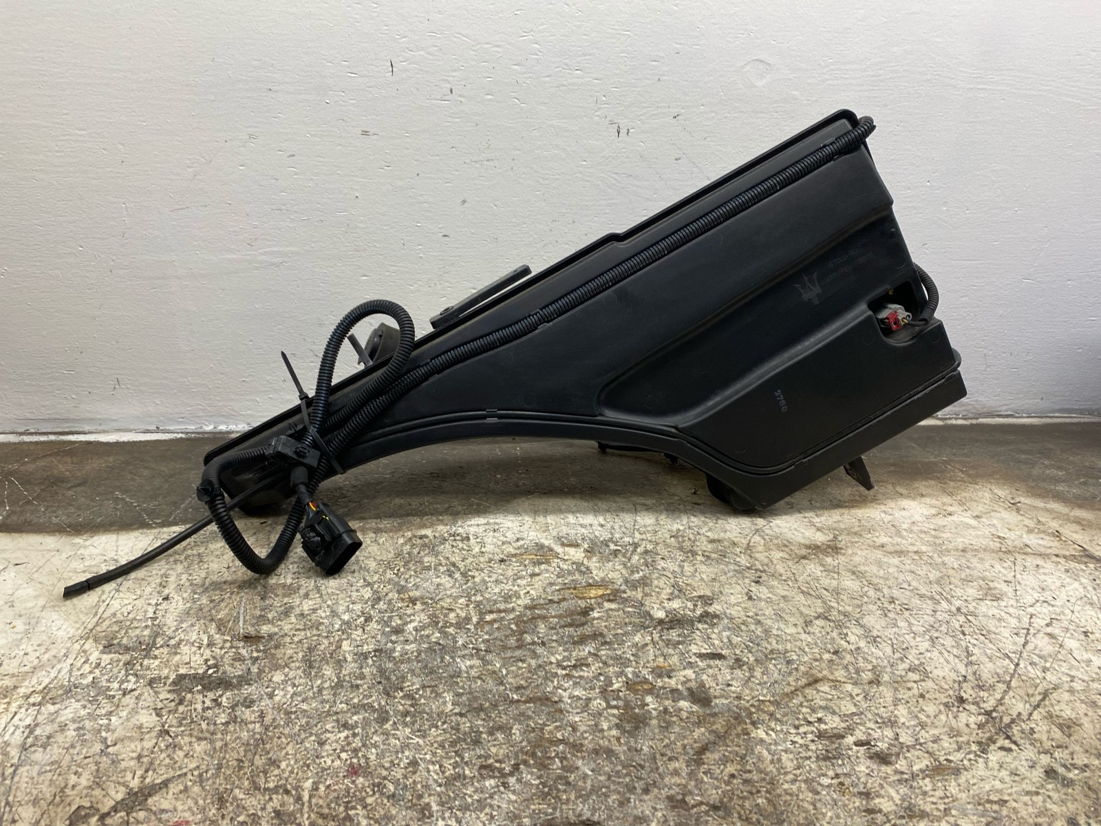 2017-2021 MASERATI LEVANTE OEM WINDSHIELD WASHER FLUID RESERVOIR TANK 670034637