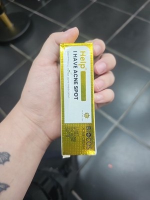 BIOCOS pflanzliche Akne Creme behandelt Akne, Unreinheiten & Pickel.