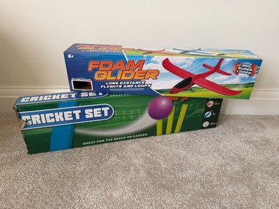 2 x Outdoor Fun Spielzeug Konvolut Zizzari Sport Cricket Set rot Schaumstoff Gleiter Flieger selten